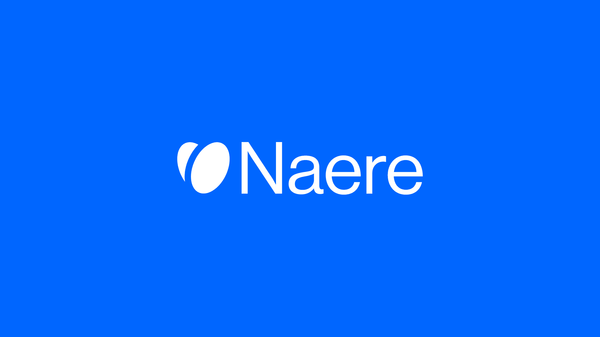 Naere-logoen i hvitt på merkevareblått